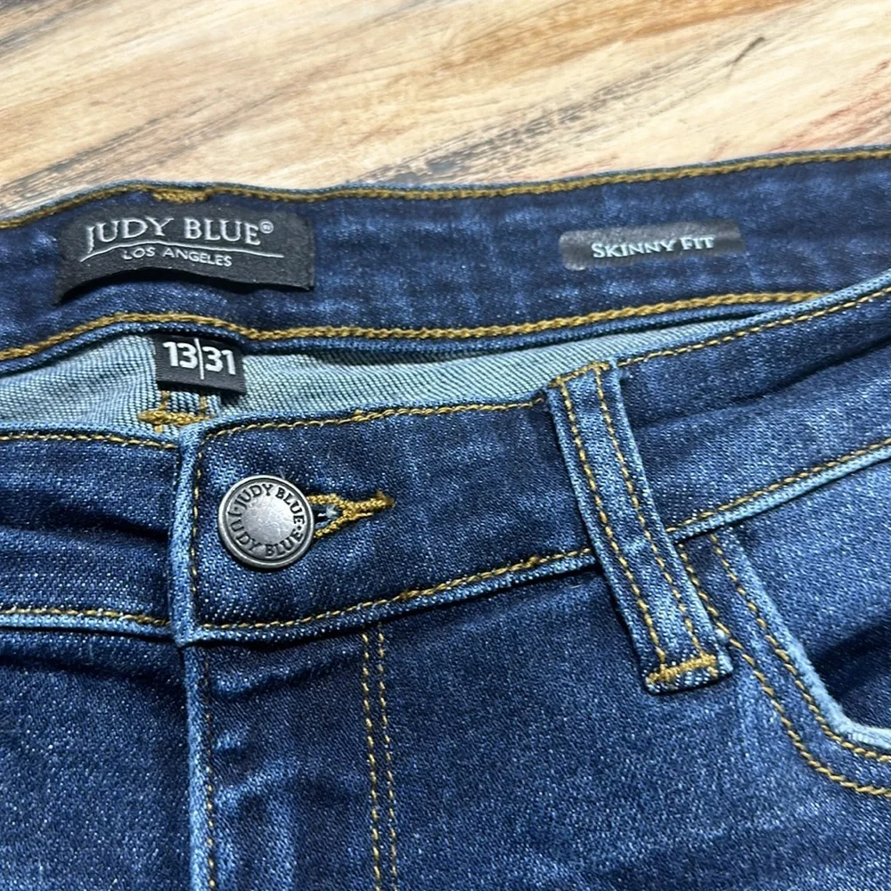 JUDY BLUE DISTRESSED JEANS - Picture 2 of 6